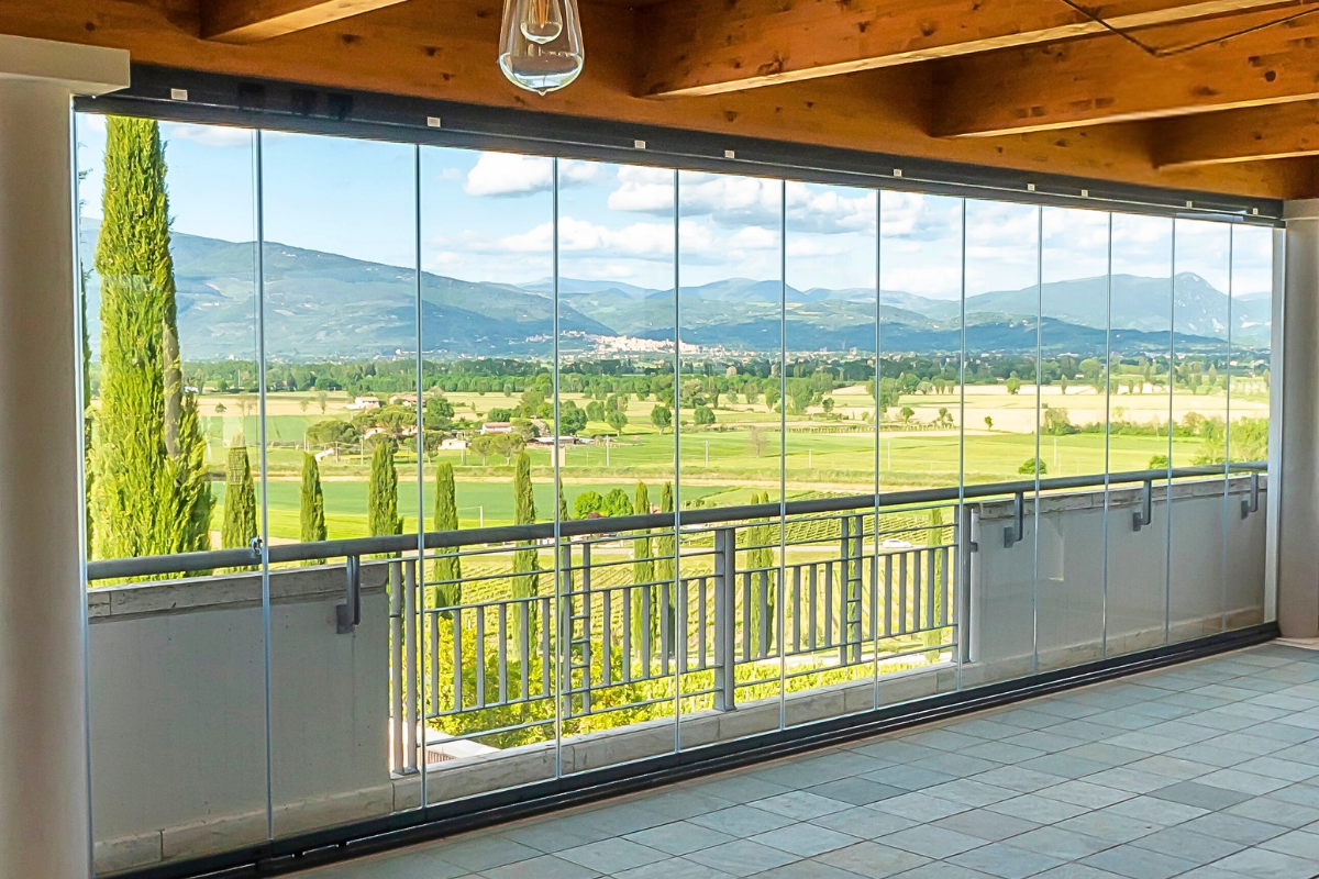 Chiudere terrazzo con vetri: la soluzione perfetta per il tuo spazio esterno