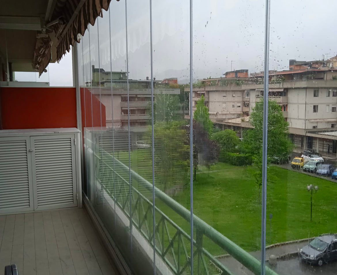 Balcone chiuso con vetrate massa carrara