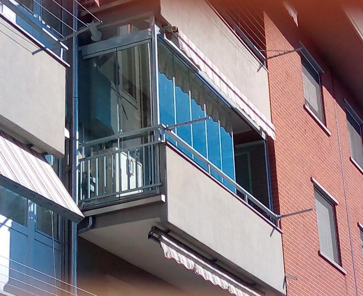 Balcone con vetrata a torino