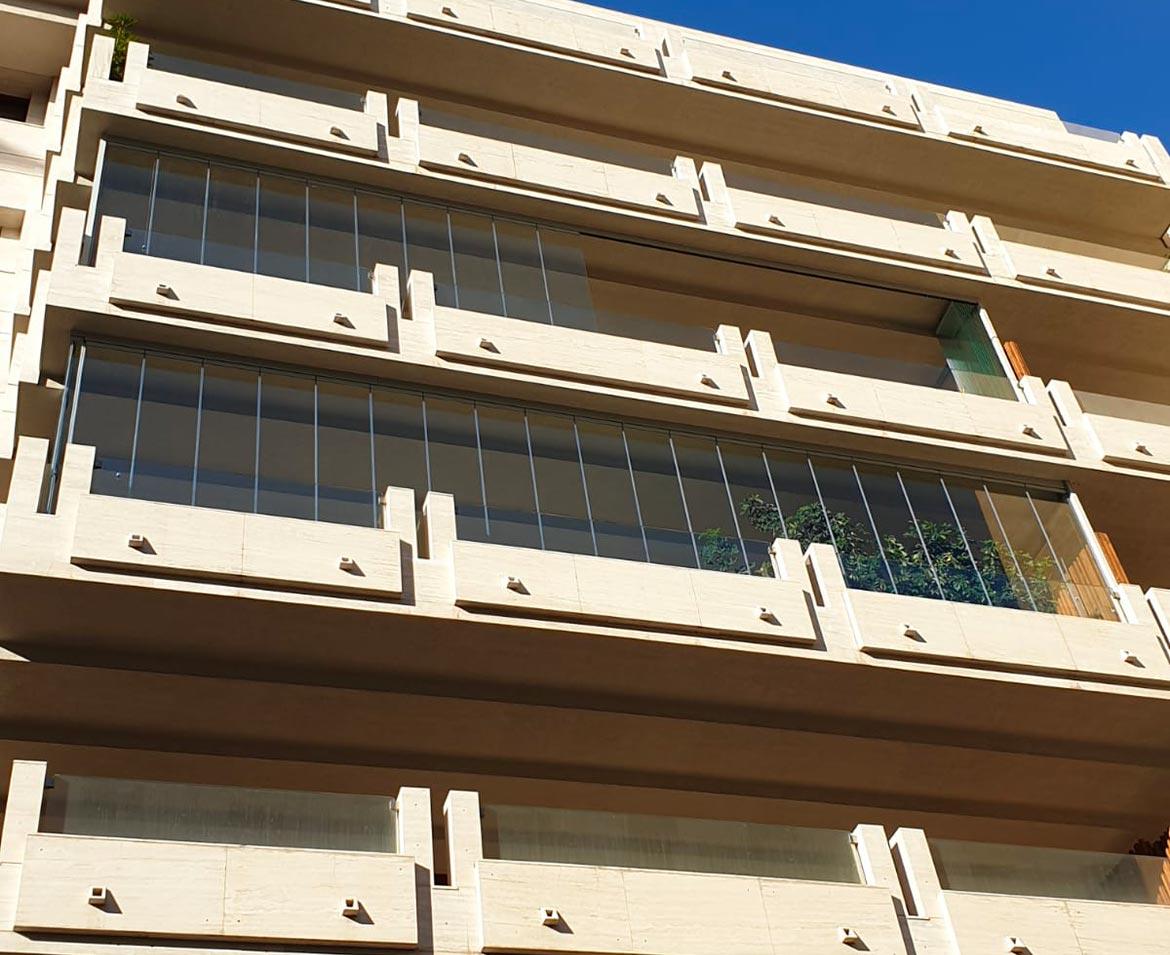 Balcone con vetrata panoramica in palazzo enna