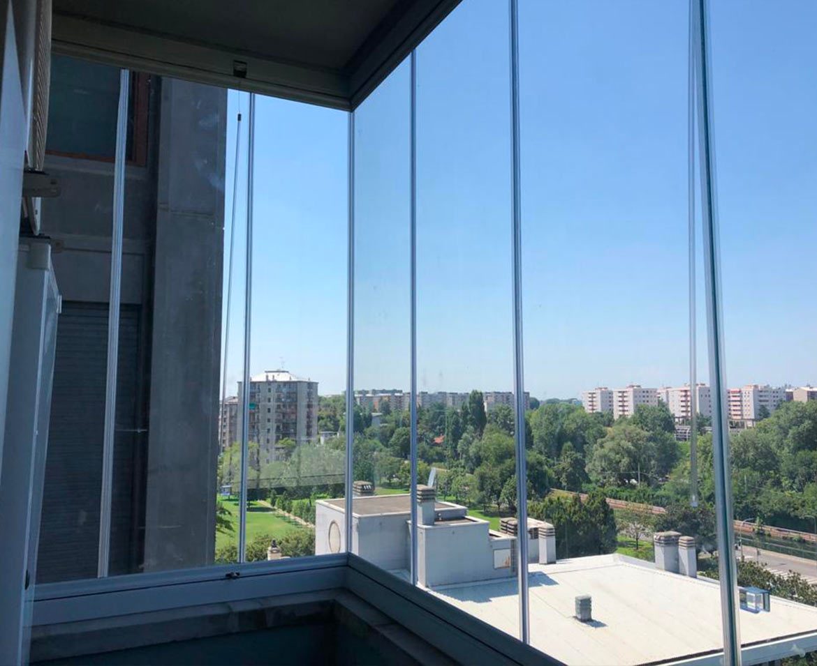 Balcone con vetrata su Milano