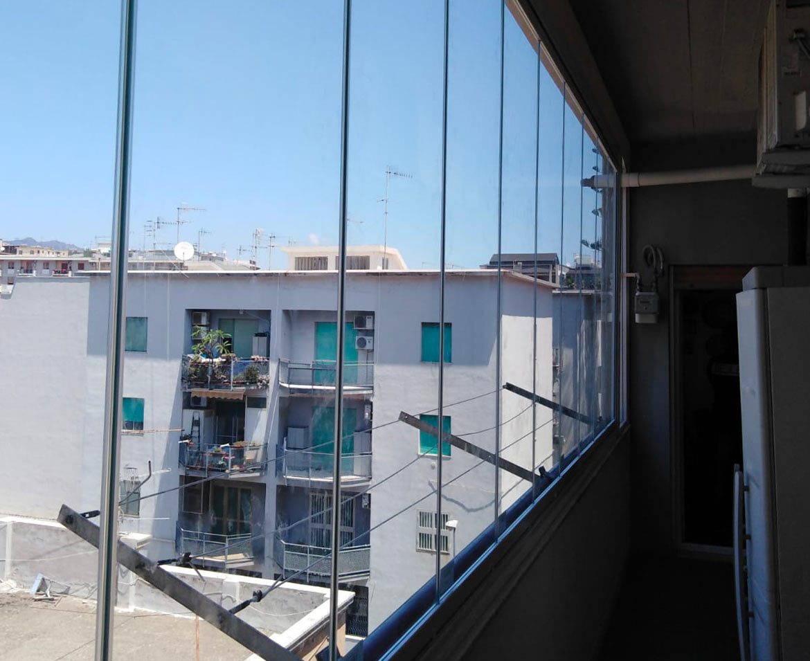 Balcone con vetrate a messina
