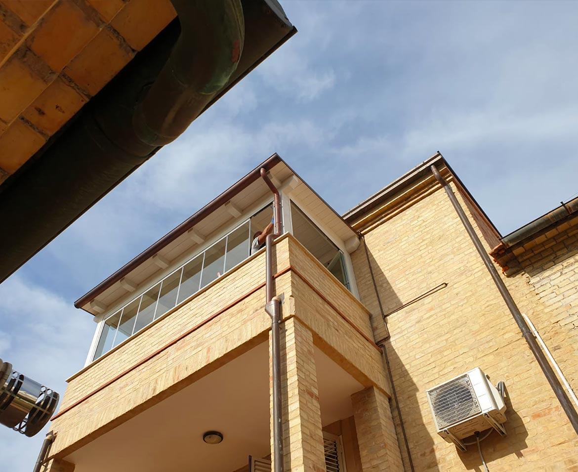 Balcone con vetrate fermo