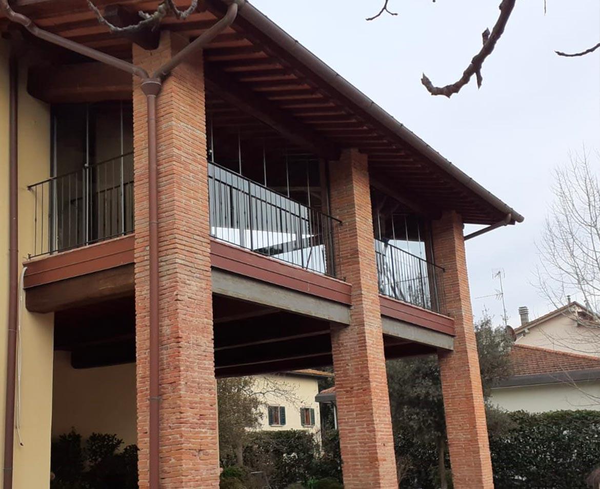 Balcone con vetrate massa