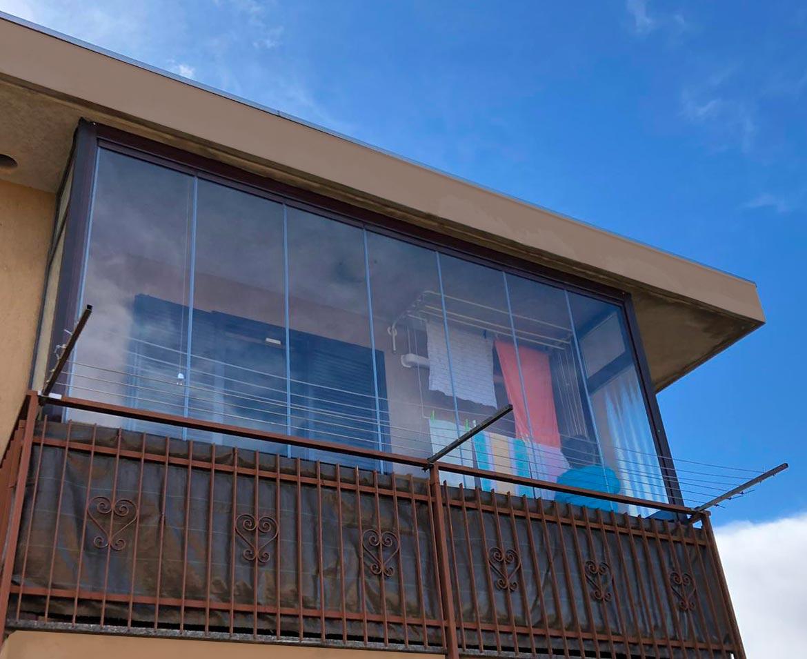 Balcone con vetrate novara