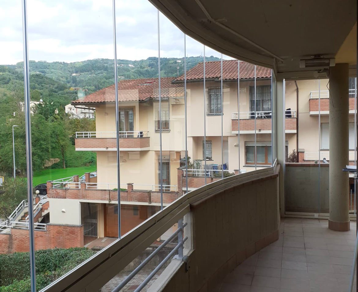Balcone con vetrate panoramiche pistoia