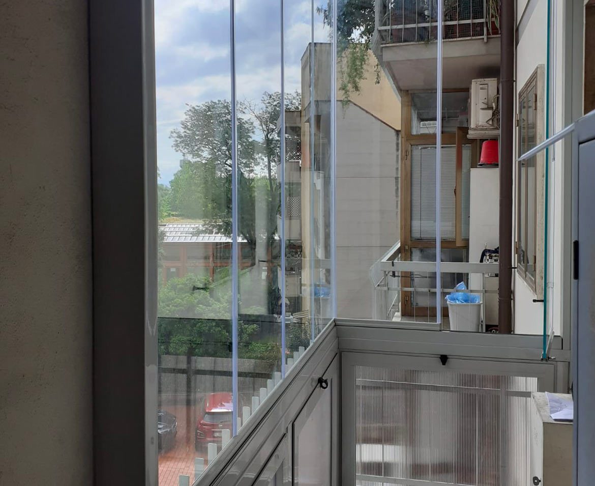 Balcone con vetrate prato