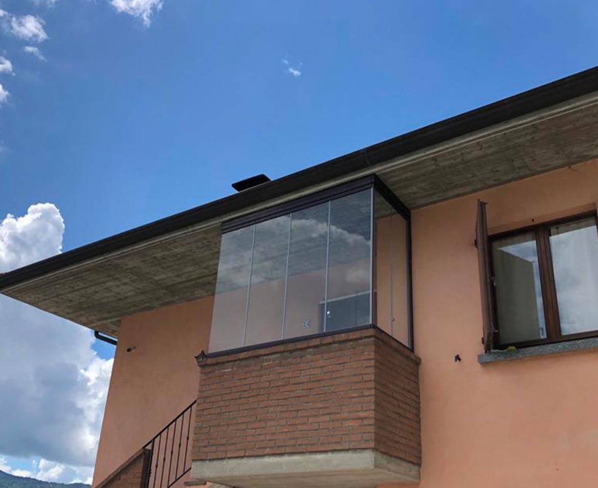 Balcone con vetrate rimini