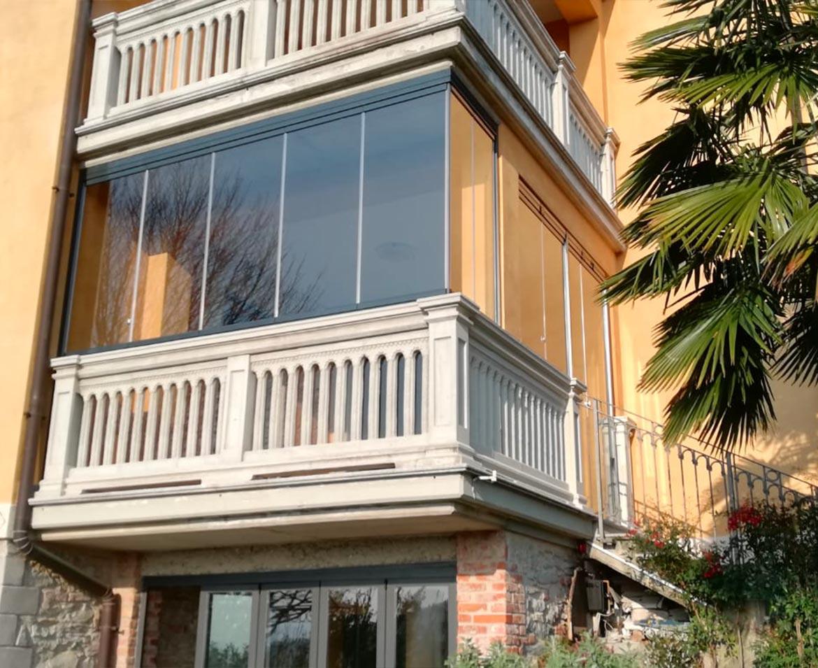 Balcone con vetrate varese