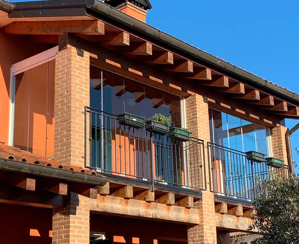 Balcone in mattoni rossi e legno