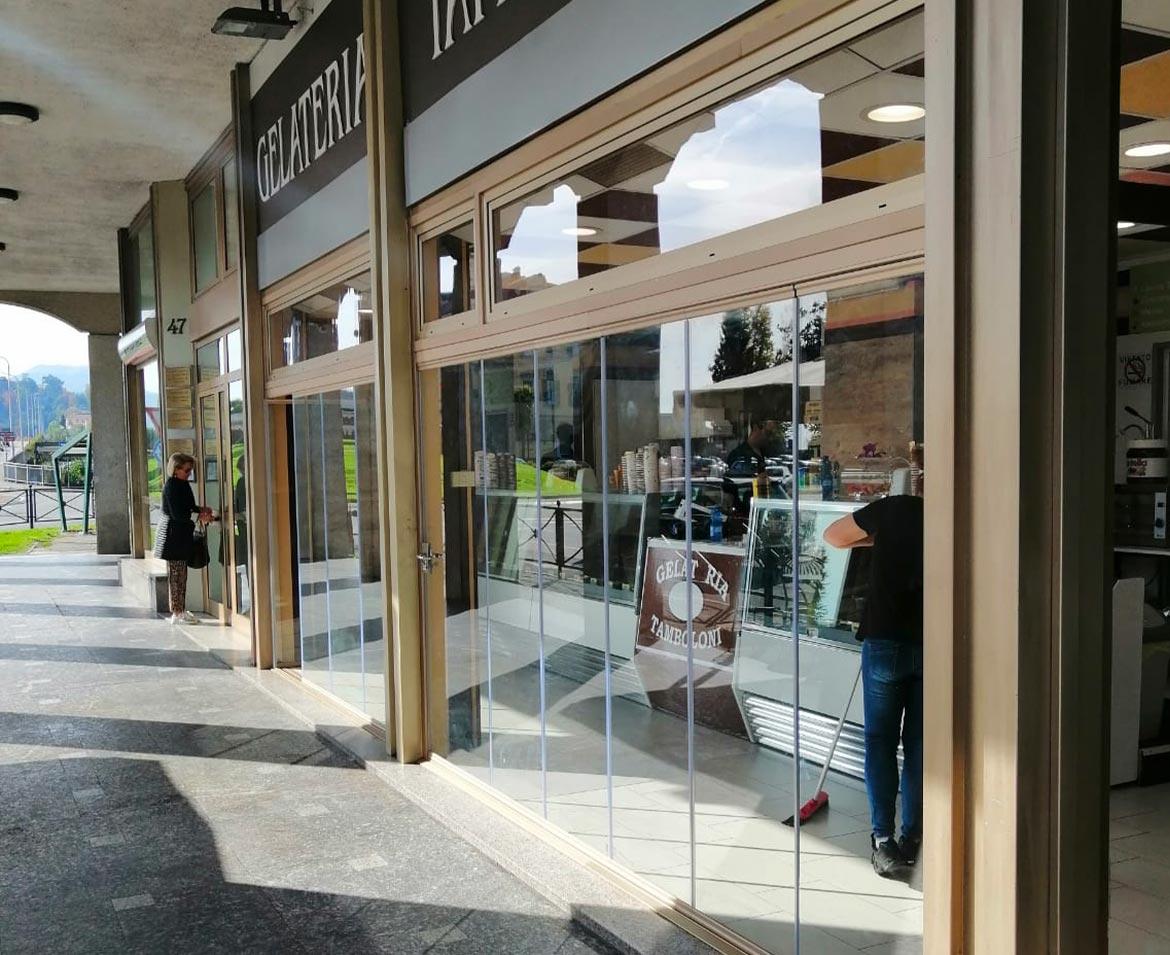 Bar gelateria con vetrate verbania