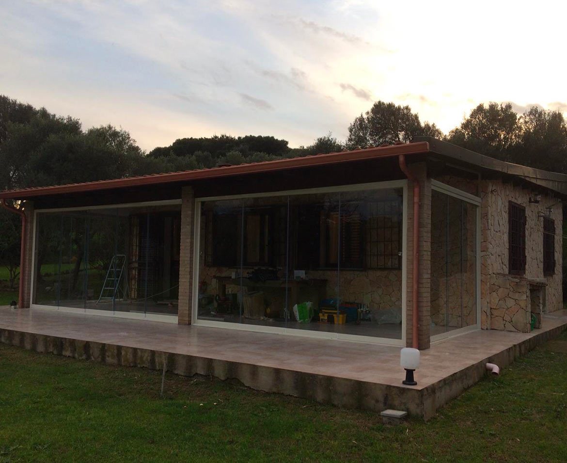 Grande portico con vetrate in giardino medio campidano