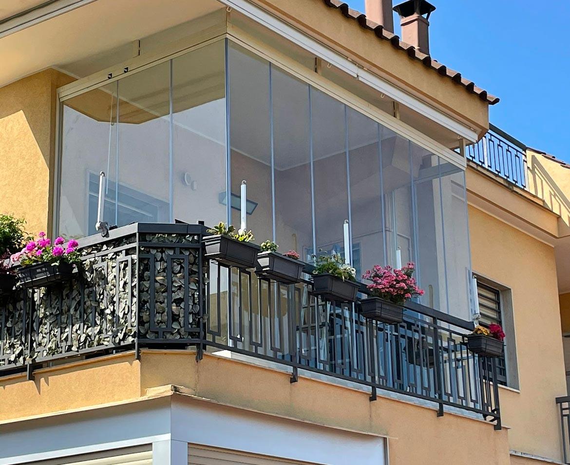 Piccolo balcone con vetrata scorrevole bari