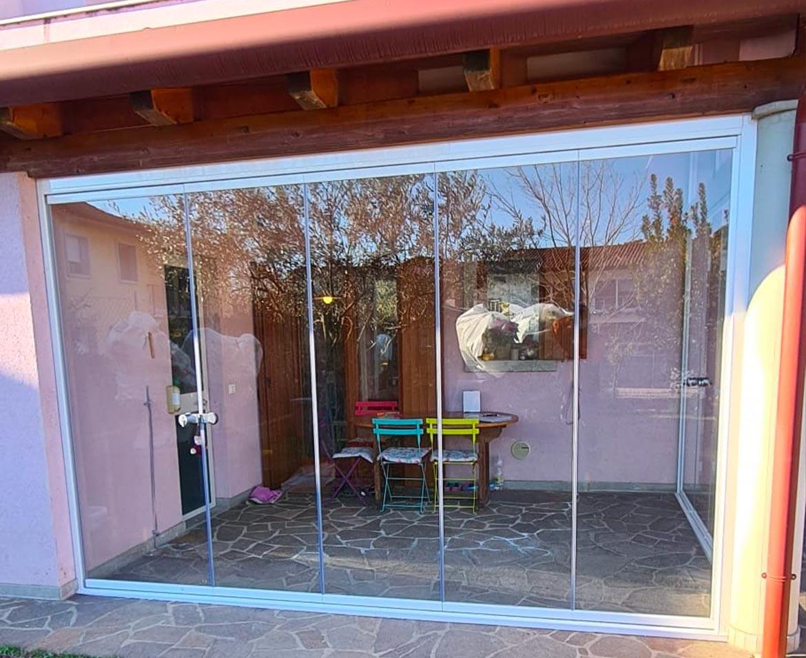 Piccolo portico con vetrate