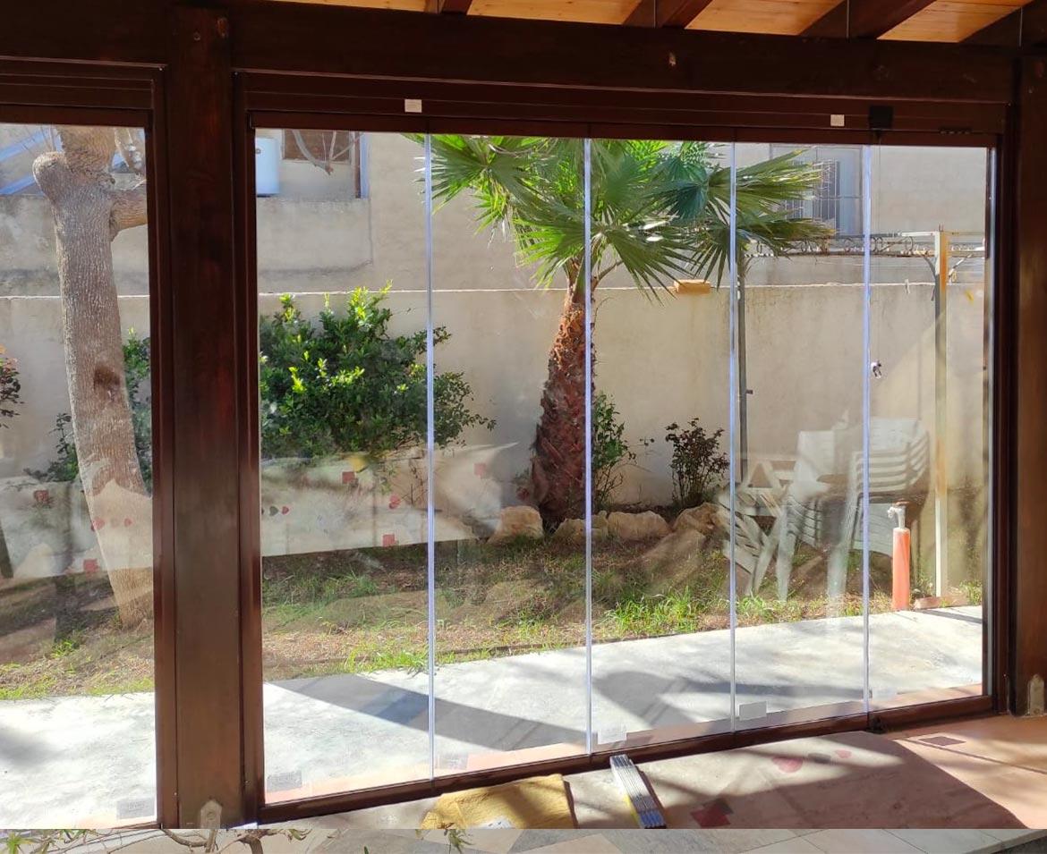 Portici in villa con vetrate scorrevoli enna