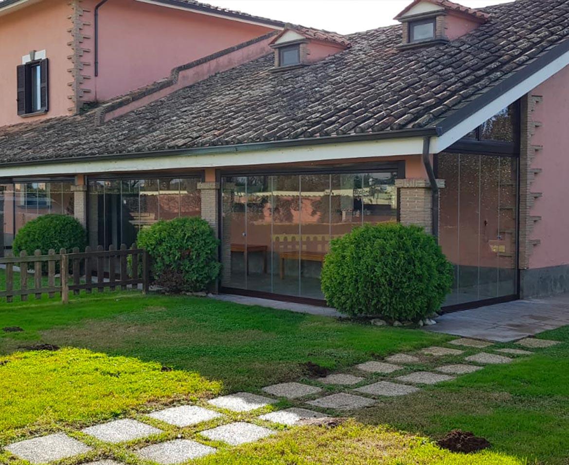 Portico chiuso con vetrate