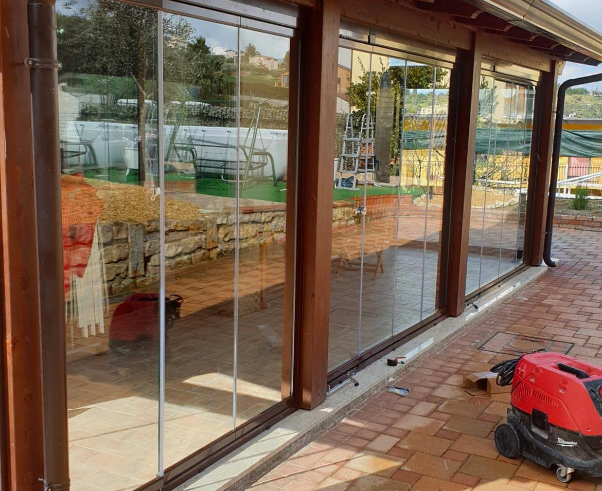 Portico con verande in cortile caltanissetta