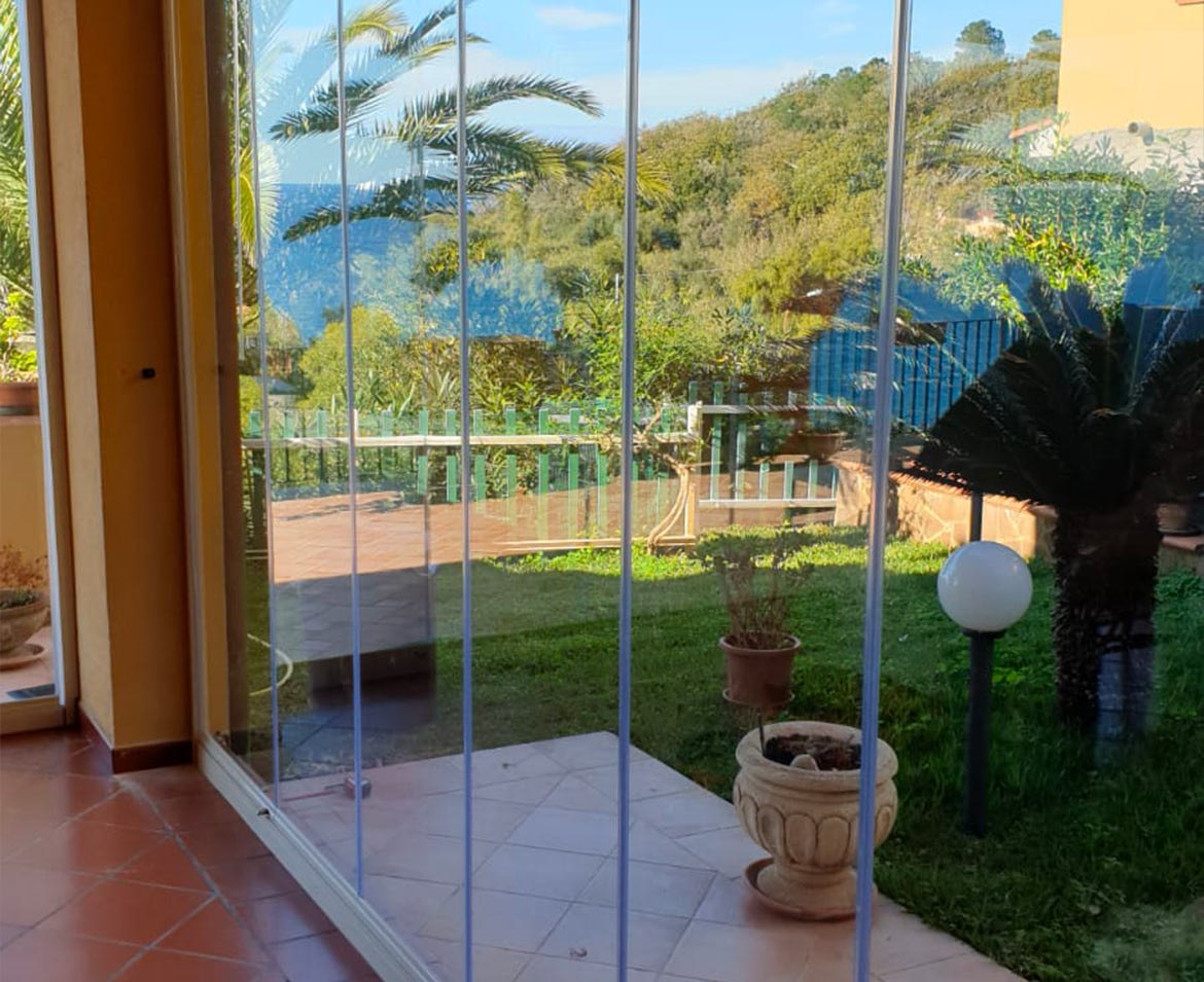 Portico con vetrate in villa messina