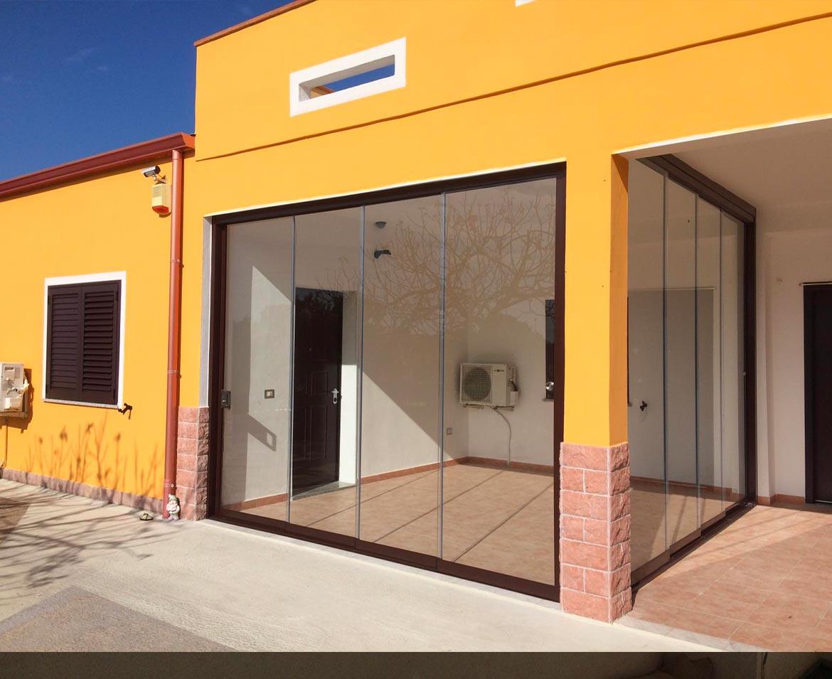 Portico con vetrate su cortile carbonia iglesias