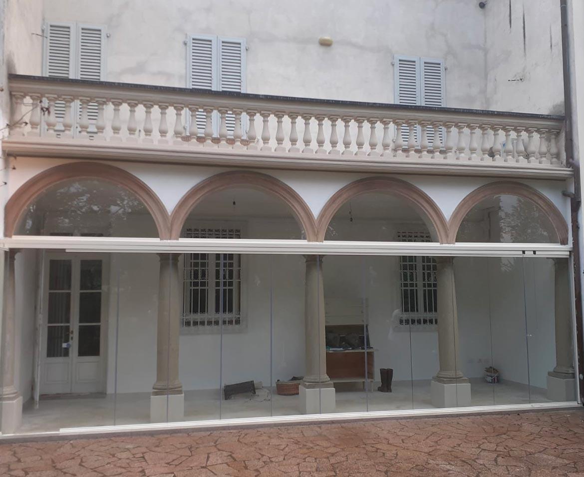 Portico villa con vetrata scorrevole