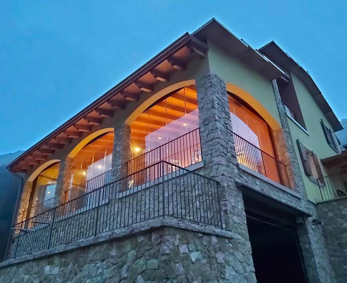 Portico villa con vetrate