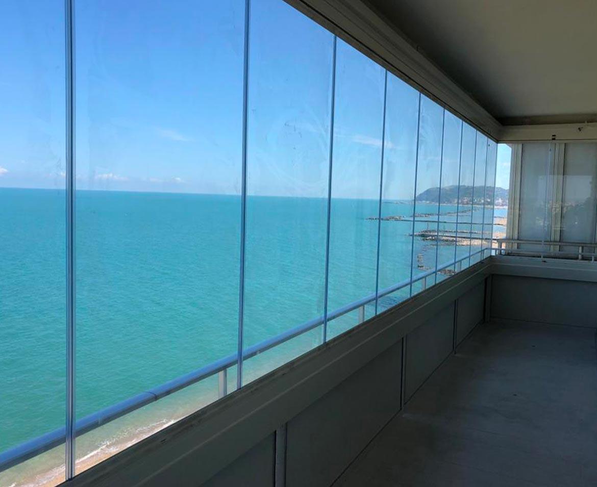 Terrazza con vetrate rimini