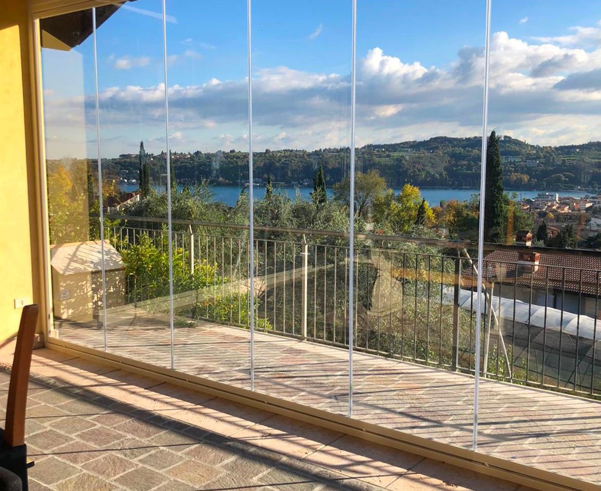 Terrazzo con vetrata vista lago brescia