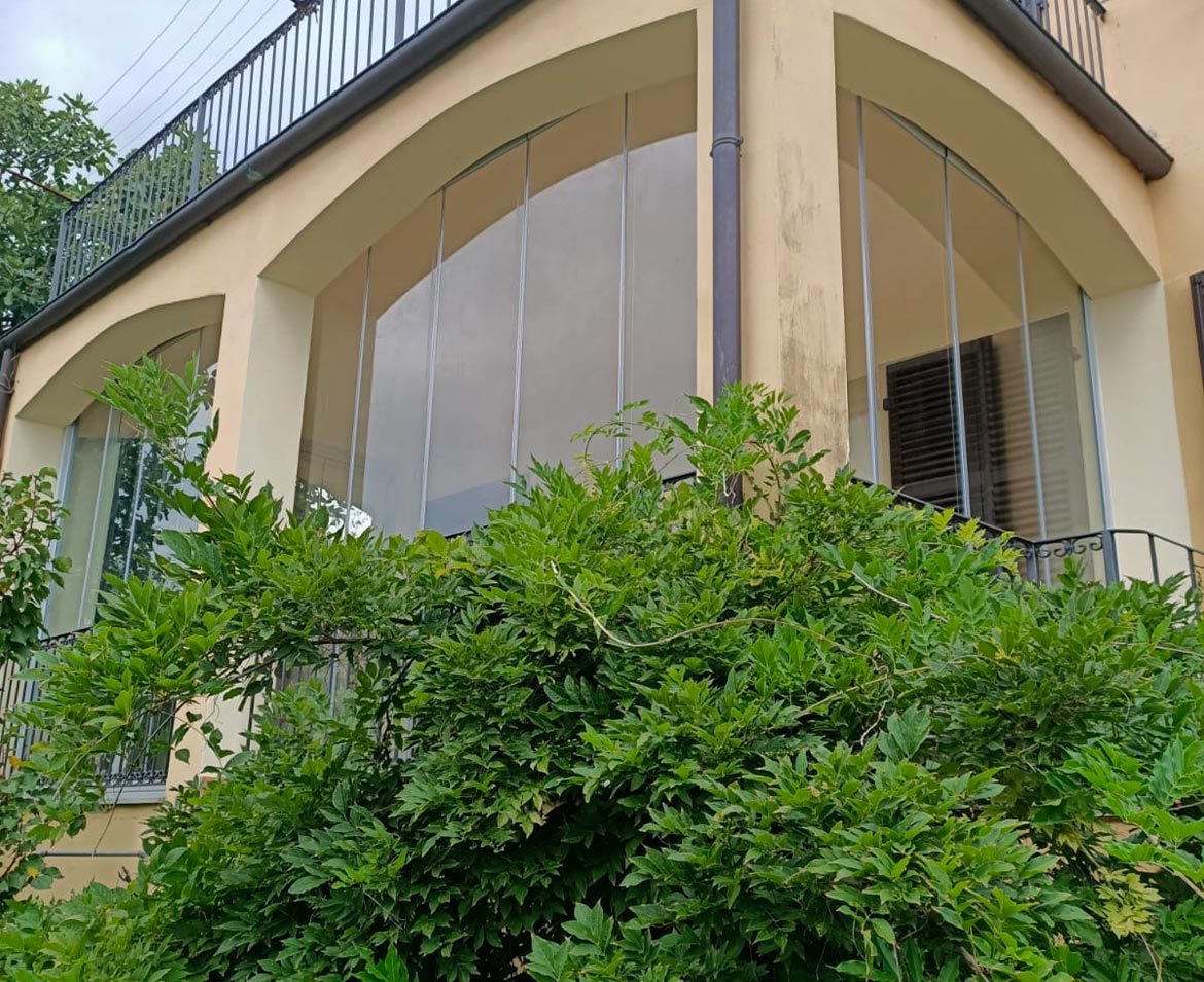 Terrazzo con vetrate asti