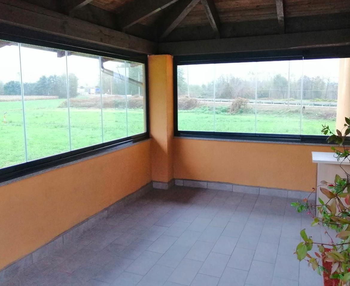 Terrazzo con vetrate biella