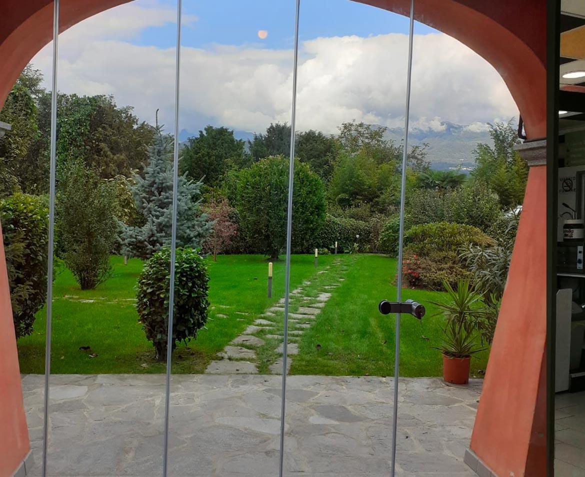 Vetrata panoramica giardino verbania