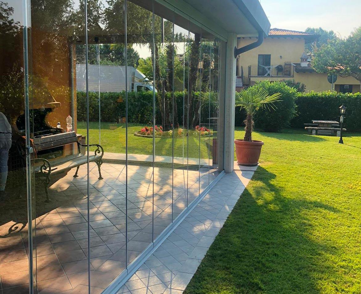 Vetri scorrevoli in giardino